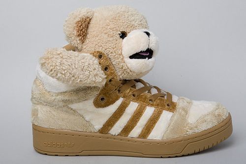 http://a35.idata.over-blog.com/500x333/1/43/89/62/31/adidas-originals-by-originals-jeremy-scott-2011-sp-copie-1.jpg